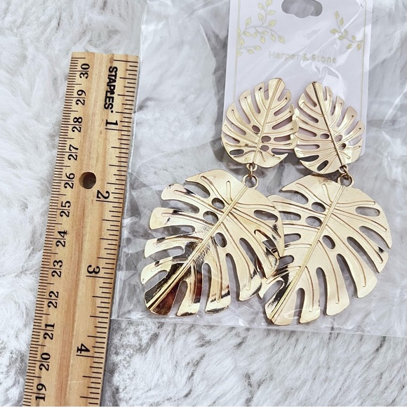 Harper & Stone - Tropical Leaf Earrings - Picture 3 of 5